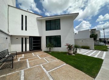 Casa en condominio de 4 habitaciones, Querétaro · Casa con Diseño Único en Cumbres del Lago