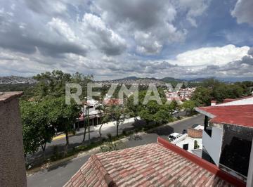 Casa · 350m² · 4 Recámaras · 2 Estacionamientos · Casa de 3 Niveles Para Actualizar: 4 Recámaras, Estudio y Estacionamiento Techado - (4)