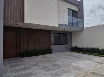Casa · 256m² · 4 Recámaras · 2 Estacionamientos · Excelente Opción en San Ángel V con Roof Top y Recámara en Planta Baja