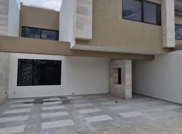Casa · 265m² · 4 Recámaras · 2 Estacionamientos · Casa con 4 Recámaras y Área Social Al Aire Libre en San Ángel V