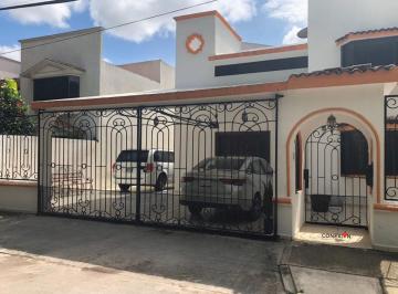 Casa de 4 habitaciones, Villahermosa · Casa en Venta de 4 Recámaras + Estudio con Baño Completo en Planta Baja, Privada