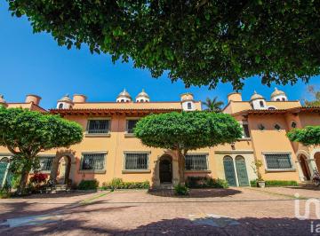 Casa · 280m² · 4 Recámaras · 3 Estacionamientos · Venta Lujosa Residencia en Cuernavaca Morelos
