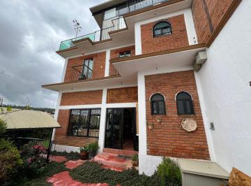 Casa · 320m² · 4 Recámaras · 2 Estacionamientos · Casa con Departamento y Jardín en Venta Patzcuaro