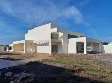 Casa · 885m² · 5 Recámaras · 4 Estacionamientos · Lujo y Exclusividad en Playas del Conchal: Tu Residencia de Alta Gama!