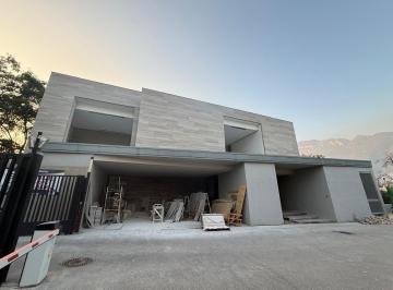 Casa · 689m² · 4 Recámaras · 4 Estacionamientos · Casa Sola en Venta en del Valle, San Pedro Garza García, Nuevo León