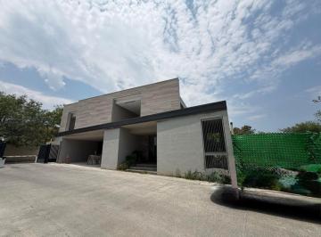 Casa · 689m² · 4 Recámaras · 4 Estacionamientos · Casa Sola en Venta en del Valle, San Pedro Garza García, Nuevo León
