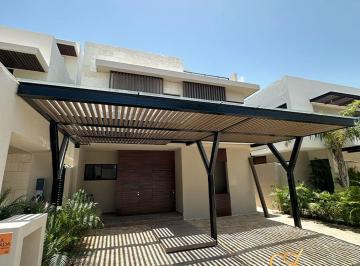 Casa · 300m² · 3 Recámaras · 2 Estacionamientos · Casa en Venta y Reta en Vía Cumbres