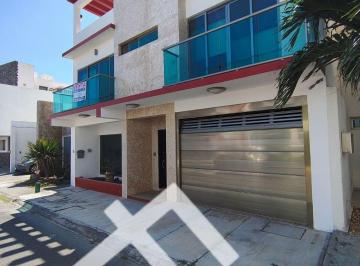 Casa · 368m² · 5 Recámaras · 2 Estacionamientos · Casa - Lomas del Mar