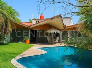 Casa en condominio · 257m² · 4 Recámaras · 2 Estacionamientos · Casa Para Remodelar en Fraccionamiento Lomas de Coyuca en Cuernavaca, Morelos.