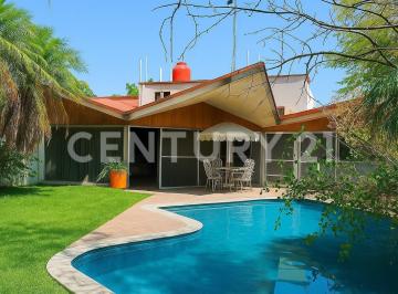 Departamento · 257m² · 4 Recámaras · 2 Estacionamientos · Casa Para Remodelar en Fraccionamiento Lomas de Coyuca en Cuernavaca, Morelos.