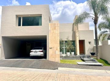 Casa · 590m² · 3 Recámaras · 2 Estacionamientos · Casa Amueblada en Renta Fracc. Jardines del Campestre