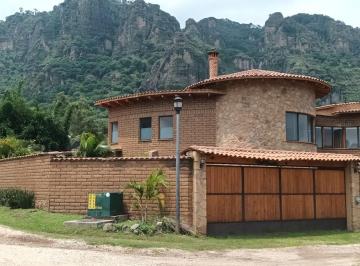 Casa · 708m² · 5 Recámaras · 3 Estacionamientos · En Venta Residencia en Privada en Tepoztlán, Morelos.