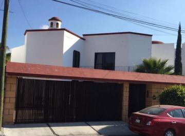 Casa · 345m² · 4 Recámaras · 3 Estacionamientos · Casa en Venta