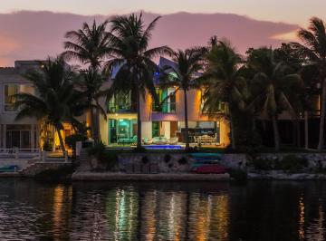 Casa · 670m² · 7 Recámaras · 2 Estacionamientos · Villa en Venta Frente Laguna en Puerto Aventuras