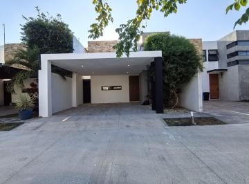 Casa · 4 Recámaras · 2 Estacionamientos · Casa - Merida Casa en Privada Amueblada