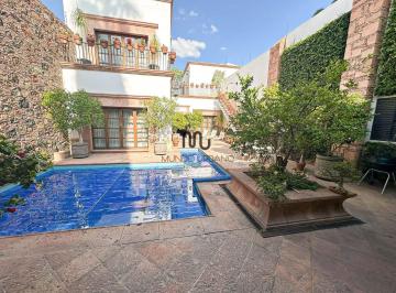 Casa uso de suelo de 5 habitaciones, Querétaro · Casa o Local con Uso de Suelo en Venta en El Centro Histórico de Querétaro
