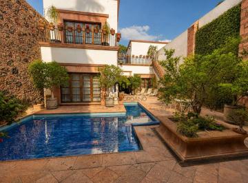 Casa uso de suelo · 634m² · 5 Recámaras · 4 Estacionamientos · Casa o Local con Uso de Suelo en Venta en El Centro Histórico de Querétaro