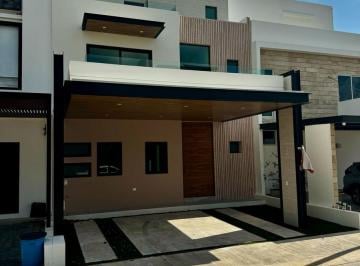 Casa · 297m² · 4 Recámaras · 2 Estacionamientos · Casa en Venta, 4 Recamaras, 3 Niveles, Alberca, Río Residencial, Cancún