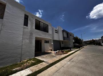 Casa de 3 habitaciones, Zapopan · Casa en Venta Dentro del Coto Seneca, No. 52, El Campestre Residencial, Cp.45221 en Zapopan, Jal