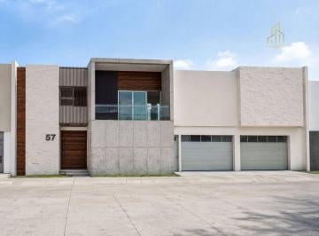 Casa · 570m² · 4 Recámaras · 4 Estacionamientos · Casa con Alberca y Amplio Jardín en Venta en Fraccionamiento Las Palmas Green