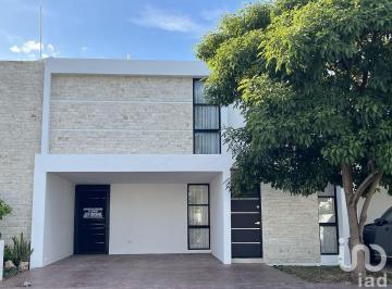Casa · 165m² · 3 Recámaras · 2 Estacionamientos · Casa en Venta, Ubicada en Privada Botánico en Conkal, Yucatán