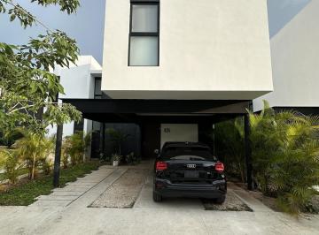 Casa · 250m² · 3 Recámaras · 2 Estacionamientos · Casa Semiamueblada en Arcadia en Renta, Zona La Ceiba
