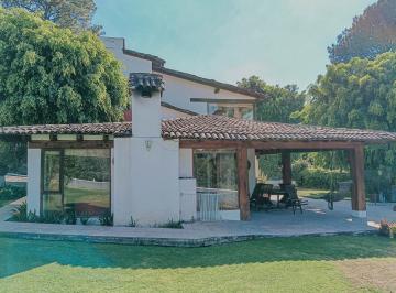 Casa · 200m² · 3 Recámaras · 2 Estacionamientos · Casa en Reta en El Centro de Avandaro, Valle de Bravo