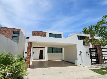 Casa · 200m² · 4 Recámaras · 2 Estacionamientos · Casa en Renta con Recamara en Planta Baja en Privada con Seguridad y Casa Club