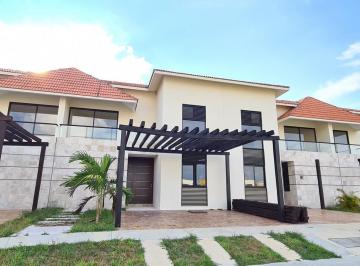 Casa · 200m² · 3 Recámaras · 2 Estacionamientos · Casa en Renta en Privada con Seguridad, Vista Al Lago y Alberca Compartida