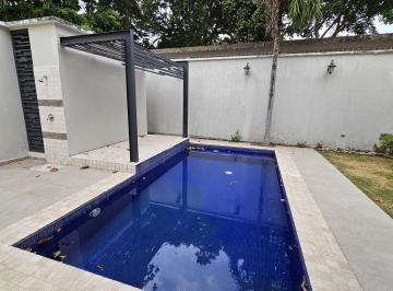 Casa · 340m² · 3 Recámaras · 4 Estacionamientos · Casa con Alberca en Venta en Privada con Vista Ala Laguna