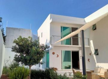 03fe851faa1f63a912de16e269cad54a92b3d426224bb13411de4f02841e1127 · Casa con Jardín y Terraza en Ampliación Volcanes, ¡Lista Para Habitar!