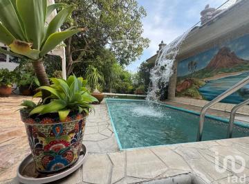 Casa · 250m² · 3 Recámaras · 3 Estacionamientos · Casa en Venta en Tepoztlán, Morelos. con Alberca y Hermoso Jardín con Frutales.