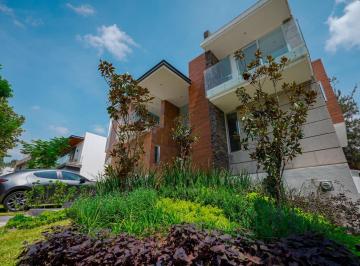 Casa de 5 habitaciones, Zapopan · Casa en Venta en Zapopan Frente a Area Verde en Exclusivo Coto Bosque de Lagos