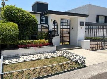 Casa · 342m² · 3 Recámaras · Casa de Ensueño en Chiluca: Espacio y Elegancia