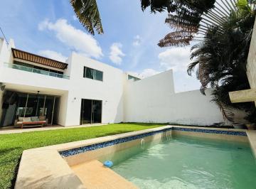 Casa · 300m² · 3 Recámaras · 2 Estacionamientos · Casa en Esquina en Temozón Norte