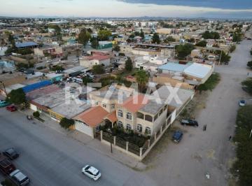 Casa · 420m² · 4 Recámaras · 3 Estacionamientos · Casa en Venta Esquina con Recamara en Planta Baja Amplio Jardín y Cochera - (4)