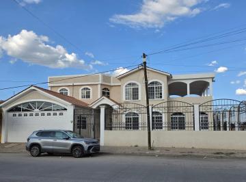 Casa · 420m² · 4 Recámaras · 3 Estacionamientos · Casa en Venta en La Col. Jardines de Cancún en Esquina con Recamara en Planta Baja Amplio Jardín y C
