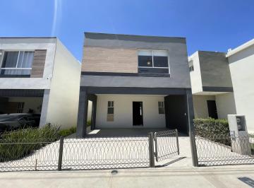 Casa de 3 habitaciones, Saltillo · Bonita Casa en Fracc. Privado con Excelente Distribución