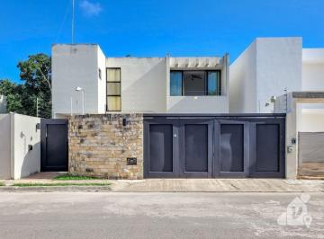 Casa · 225m² · 3 Recámaras · 4 Estacionamientos · Venta Casa con Alberca Privada Playa del Carmen