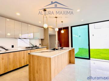 Casa de 4 habitaciones, Zapopan · Casa Nueva en Venta Arboledas Frente a Parque Zapopan
