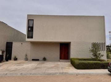 Casa en condominio · 297m² · 3 Recámaras · 3 Estacionamientos · Venta de Casa en Lomas del Campanario Norte