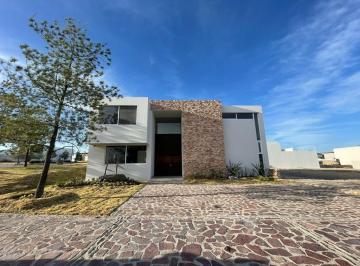Casa · 391m² · 3 Recámaras · 3 Estacionamientos · Renta Casa en La Campiña, Gran Jardín, León, Guanajuato