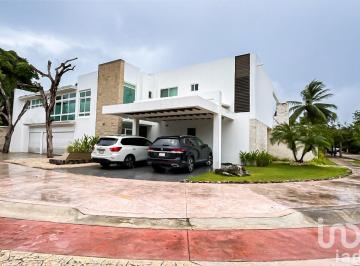 Casa · 450m² · 3 Recámaras · 5 Estacionamientos · Casa en Renta Residencial Lagos del Sol
