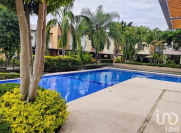 Casa · 290m² · 3 Recámaras · 2 Estacionamientos · Vive en Punta Sumiya: Casa en Condominio con Alberca y Vigilancia