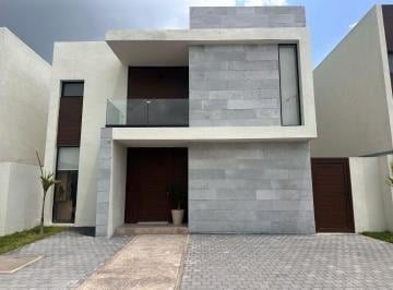 Casa de 3 habitaciones, Corregidora · Venta de Casa con Jardín y Acabados Premium en Privada con Amenidades Enfrente del Nuevo Costco