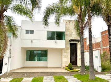 Casa · 230m² · 3 Recámaras · 4 Estacionamientos · Casa en Fraccionamiento Barranca del Refugio