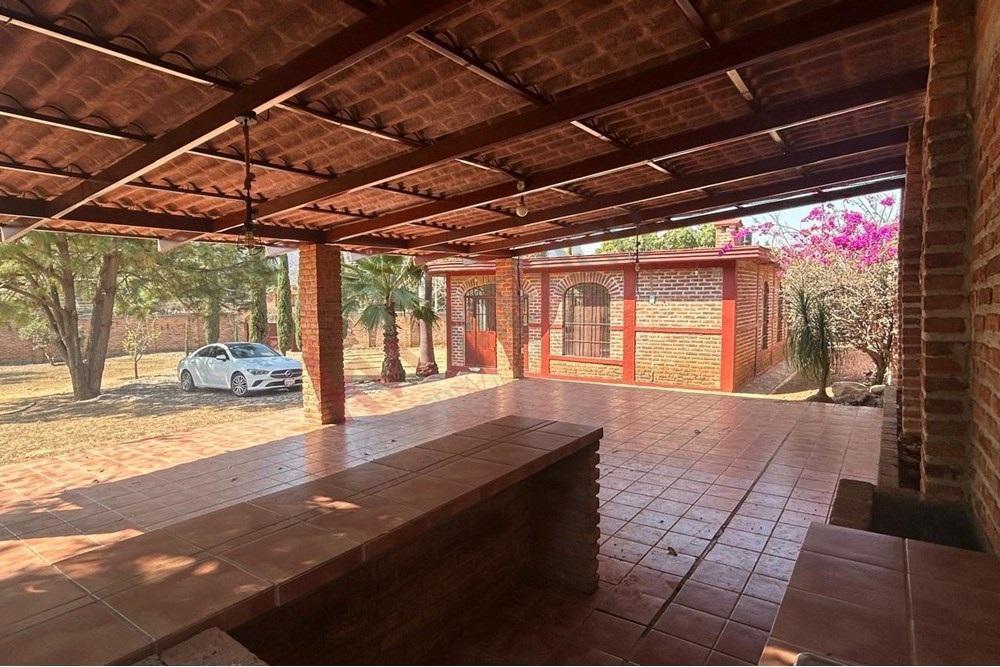 House for Sale, Large Lot, Located Directly Adjacent to Highway, Ixtlahuacán de Los Membrillos.
