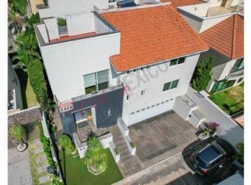Casa · 343m² · 5 Recámaras · 2 Estacionamientos · Casa en Venta en Jardín Real, Zapopan, jalisco