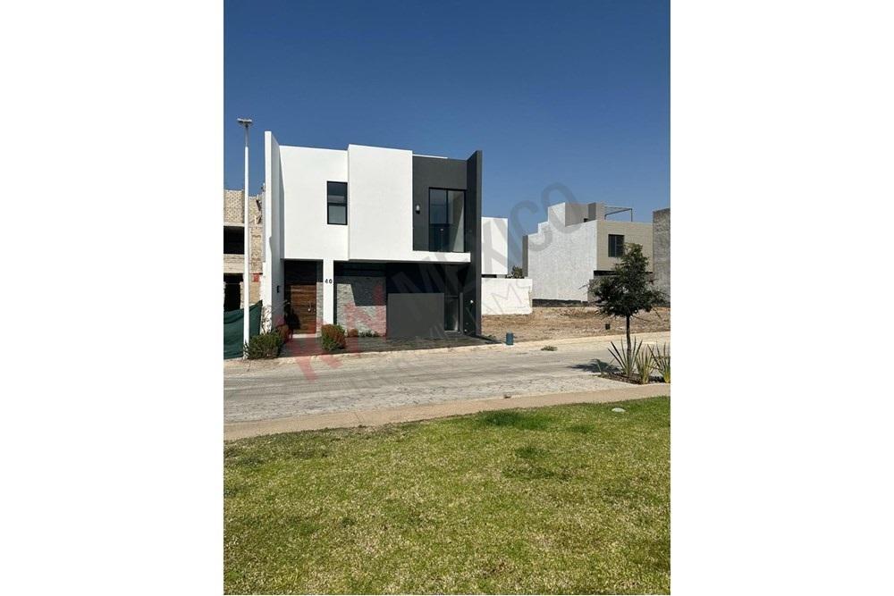 House for Sale in Fracc Adamar, Tlajomulco de Zuñiga, Jalisco