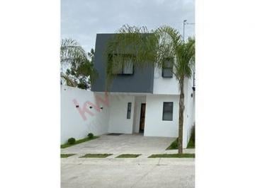 Casa · 230m² · 3 Recámaras · 3 Estacionamientos · Casa en Renta en Hogares de Nuevo México